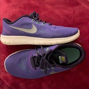 💜 Nike shoes👟 Grls size 7Y/women’s 8 make offer
